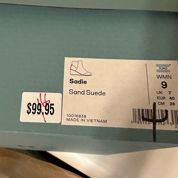 New woman’s Toms boot - Picture 3 of 4